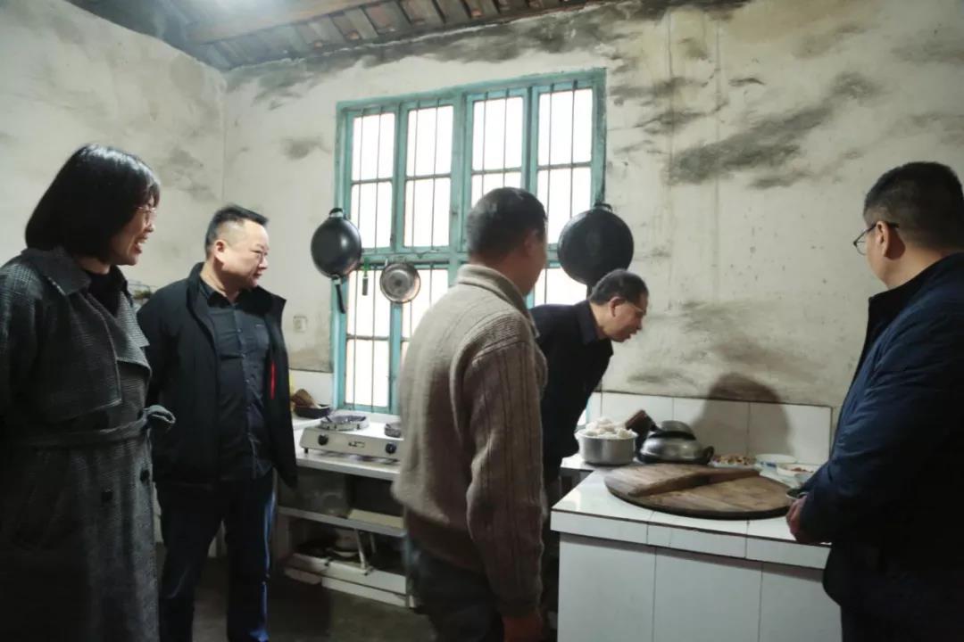 受全国政协副主席、民革中央常务副主席郑建邦委托民革常德市委会慰问抗战老兵(图3)