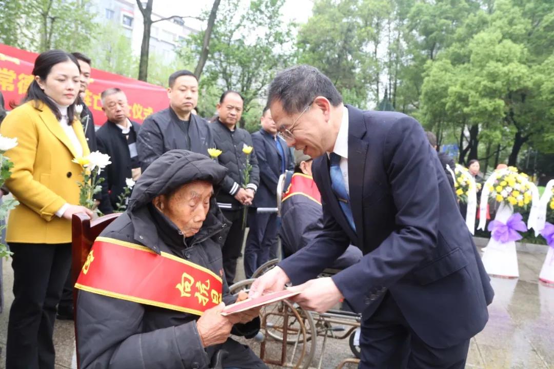 民革常德市委举行祭扫常德会战阵亡将士墓活动(图2)