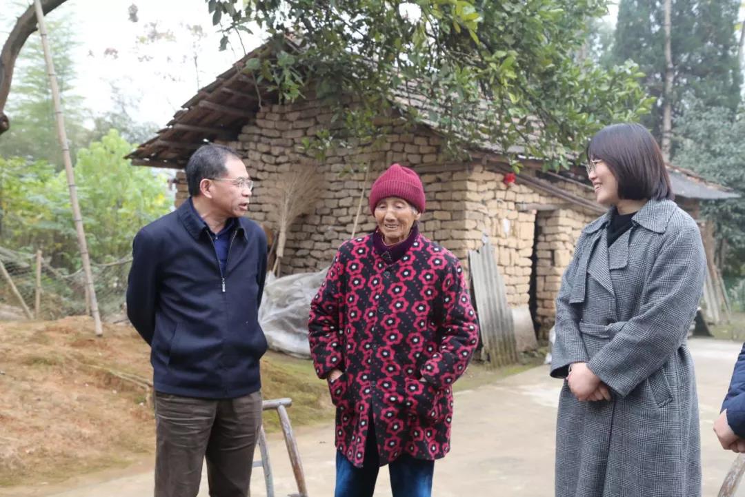受全国政协副主席、民革中央常务副主席郑建邦委托民革常德市委会慰问抗战老兵(图2)