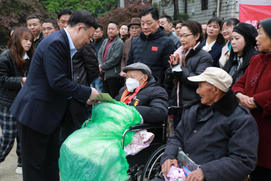 不忘先烈抛忠骨  民族复兴中华魂 ——常德市各民主党派举行祭扫常德会战阵亡将士公墓活动(图3)