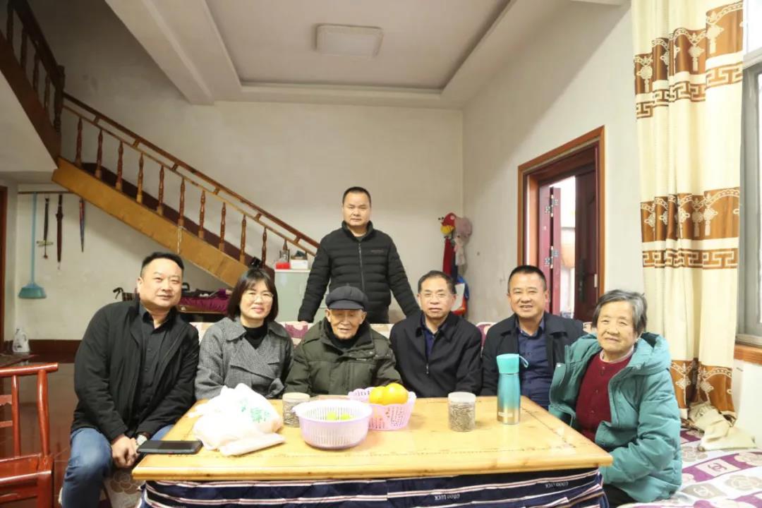 受全国政协副主席、民革中央常务副主席郑建邦委托民革常德市委会慰问抗战老兵(图4) 受全国政协副主席、民革中央常务副主席郑建邦委托民革常德市委会慰问抗战老兵(图4)