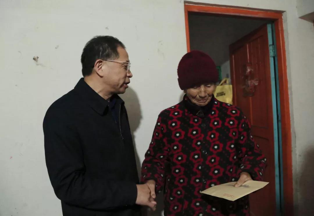 受全国政协副主席、民革中央常务副主席郑建邦委托民革常德市委会慰问抗战老兵(图1) 受全国政协副主席、民革中央常务副主席郑建邦委托民革常德市委会慰问抗战老兵(图1)