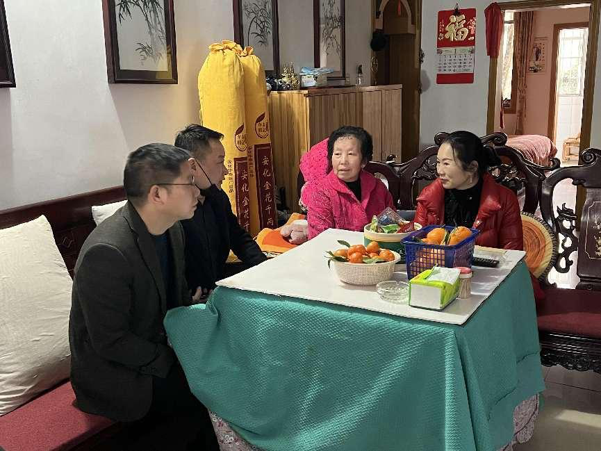  迎春送关怀 慰问暖人心(图4)
