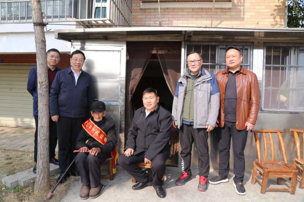 慰问抗战老兵胡楚成