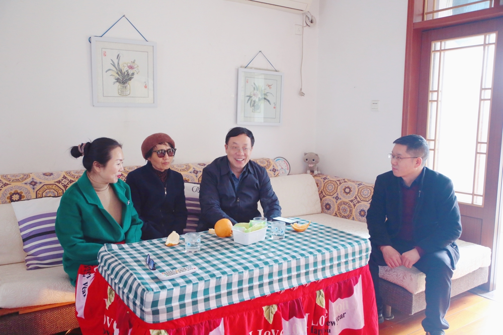 慰问邹克忠家属