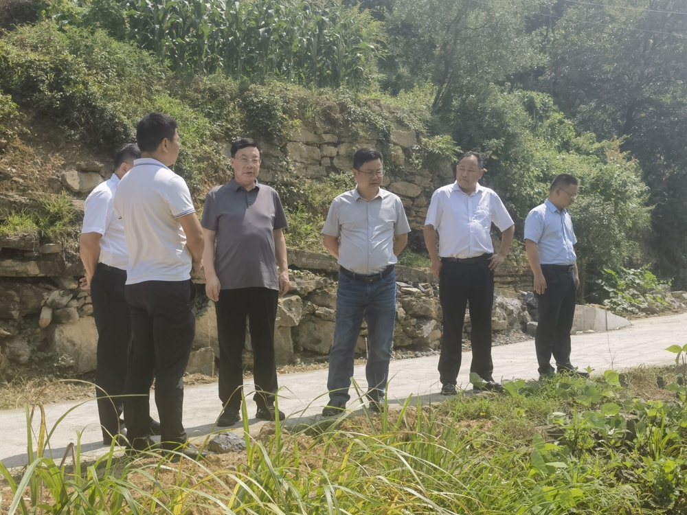 察看水毁路段