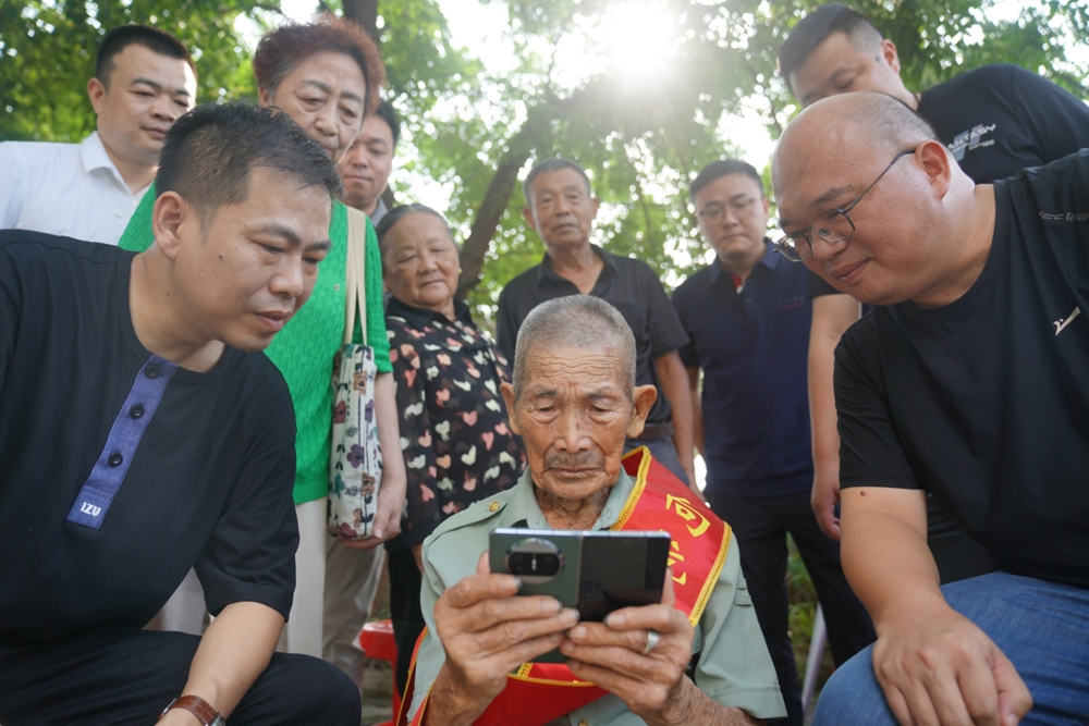 民革武陵总支党员与老兵胡楚成共同观看直播